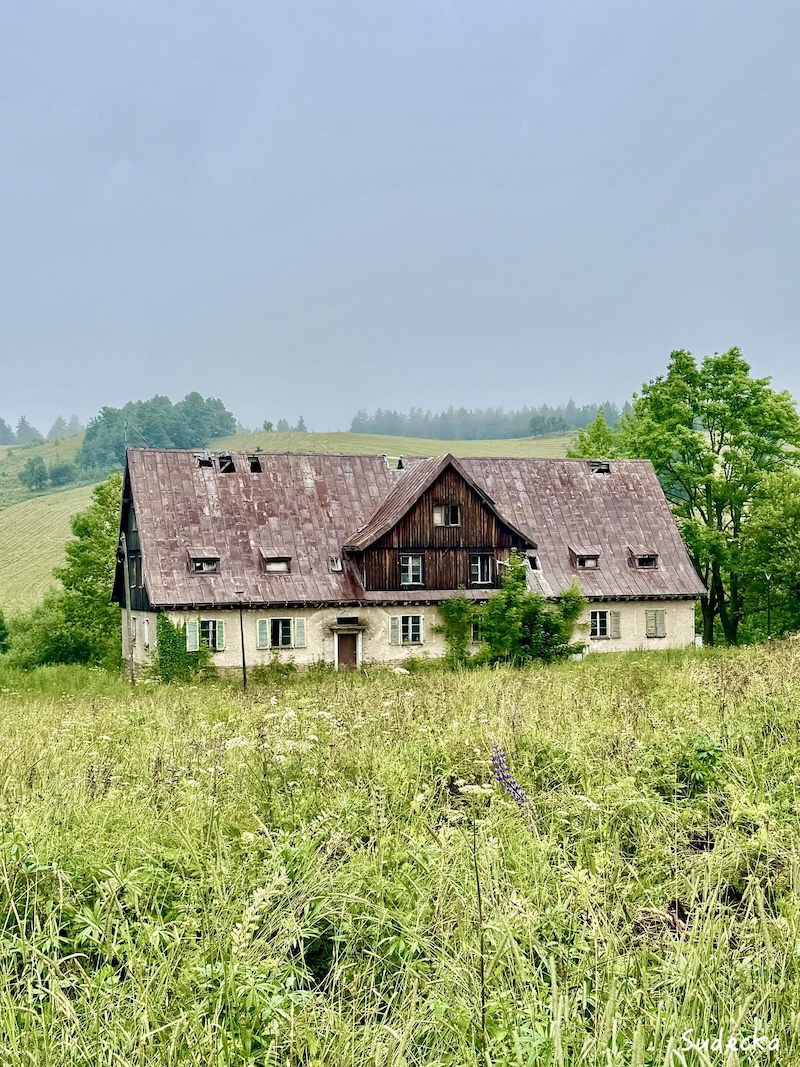 Przełęcz Trzech Dolin w Górach Suchych
